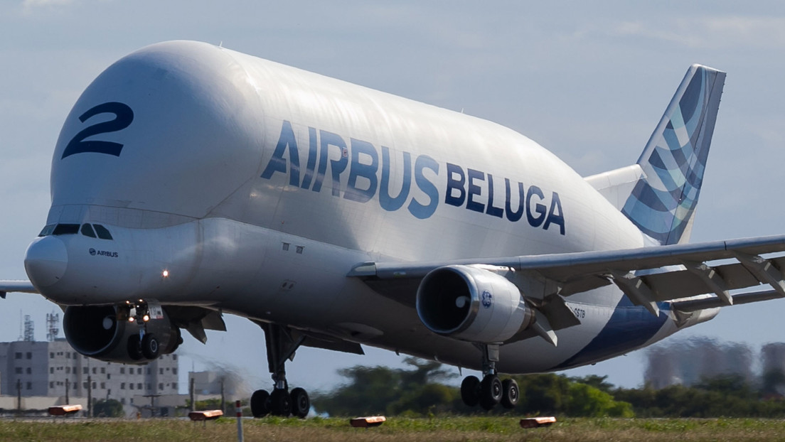 Aterriza por primera vez en Latinoamérica avión gigante en forma de ballena