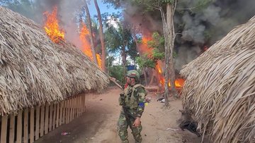 Militares venezolanos destruyen campamento del narcotráfico