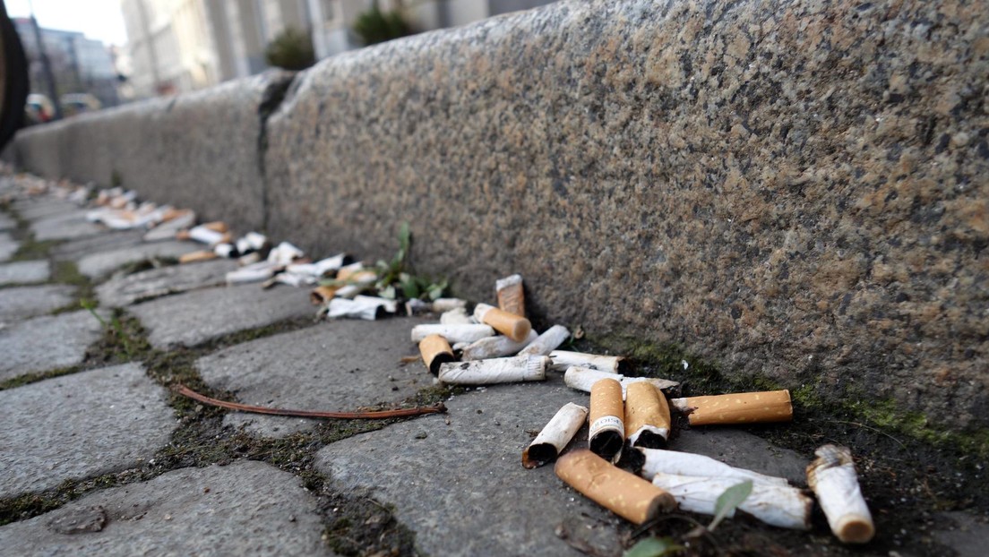 En España tabacaleras deberán pagar por limpieza de las colillas