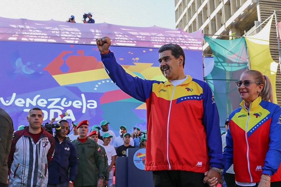 Maduro ejerció su derecho al voto en el referéndum consultivo